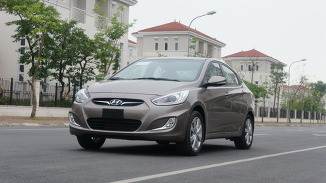 Accent phiên bản nâng cấp được Công ty Cổ phần Ô tô Hyundai Thành Công Việt Nam (Hyundai Thành Công) giới thiệu ngày 11/5 có trang bị thêm nhiều tính năng so với phiên bản trước như có chế độ chào mừng và chế độ dẫn lối sau khi rời xe.